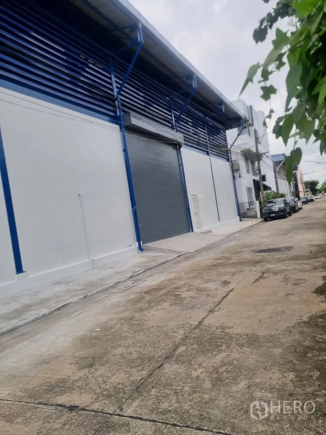 仓库 for rent in Thepharak, Nakhon Ratchasima - 沿街视角可见仓库外立面与卷闸门。