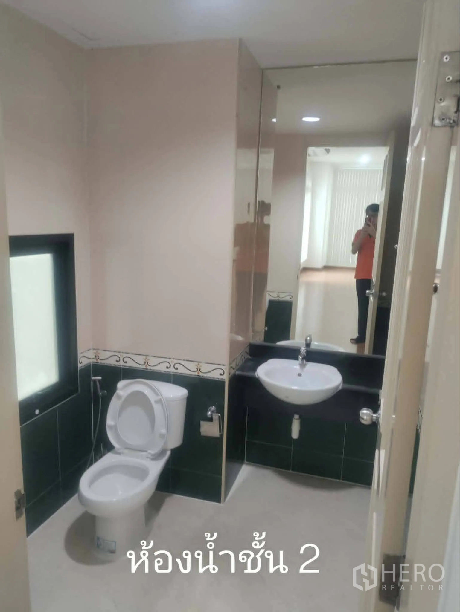 家庭办公室 for rent in Lat Phrao, Bangkok - 浴室设大镜、马桶与洗手盆。