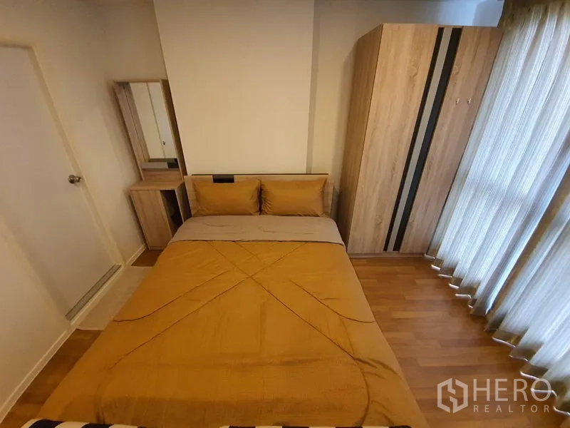 公寓 出售在Chatuchak, Bangkok - 舒适卧室区，双人床、衣柜、梳妆台与纱帘。