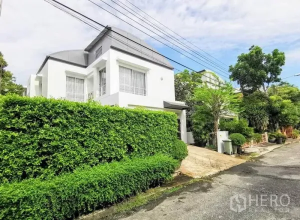 บ้าน ให้เช่าหรือขายในBang Phli, Samut Prakan - บ้านเดี่ยวสองชั้นสีขาวสไตล์โมเดิร์น พร้อมแนวพุ่มไม้และถนนเงียบ