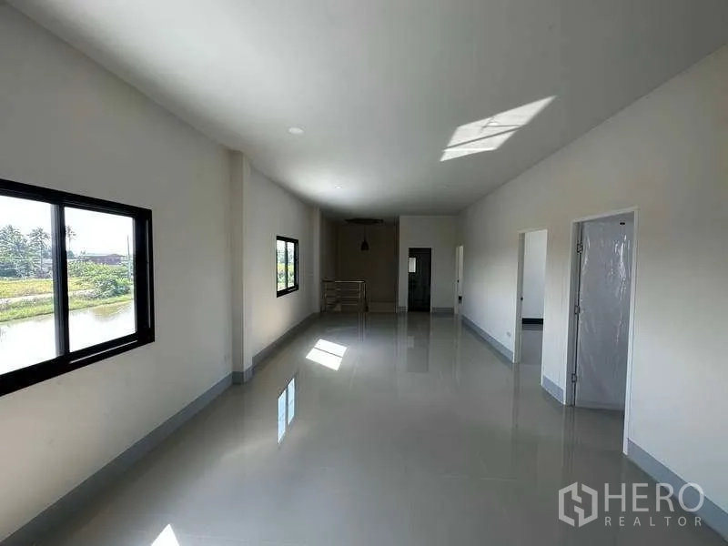 โรงงาน ให้เช่าหรือขายในSai Noi, Nonthaburi - โถงสำนักงานชั้นบนมีหน้าต่างมองเห็นพื้นที่สีเขียวและห้องแยก