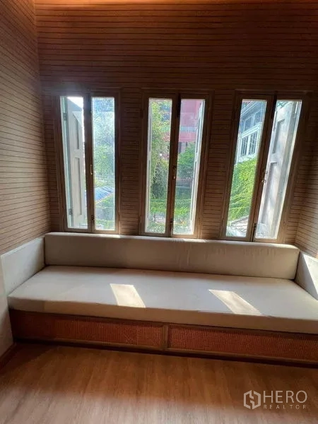 零售空间 出租在Phaya Thai, Bangkok - 木质房间内，竖窗下的内置长椅