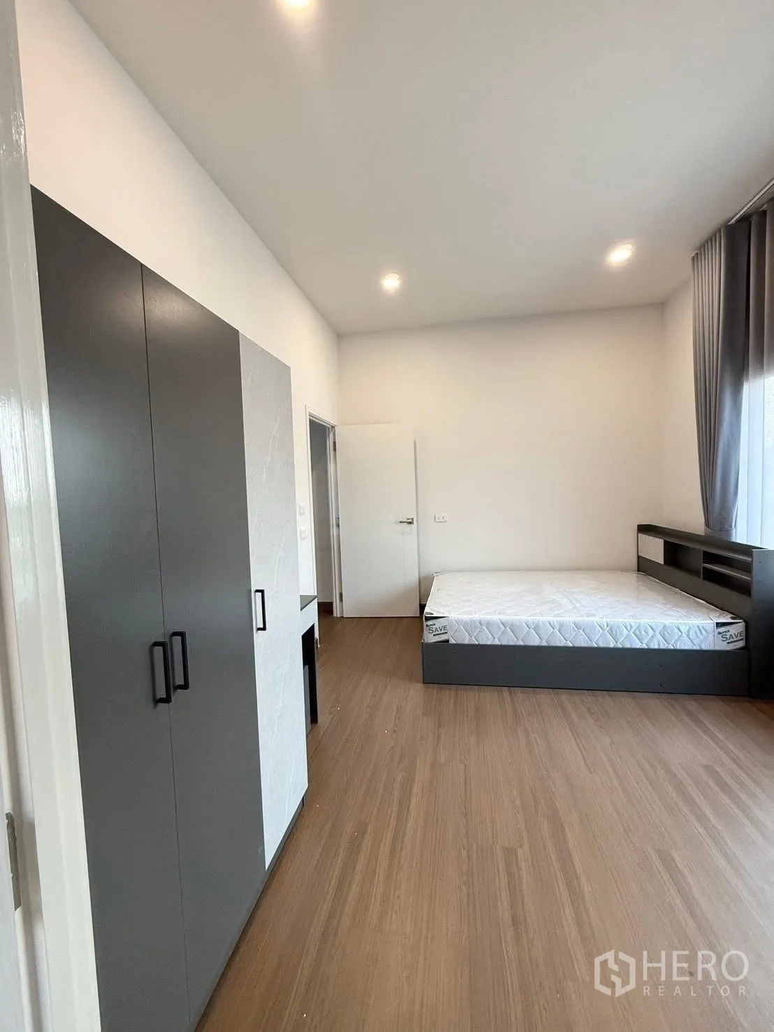 บ้านเดี่ยว for rent in Bang Phli, Samut Prakan - ห้องนอนสว่างพื้นลายไม้ พร้อมเตียงและตู้เสื้อผ้าบิวท์อิน.