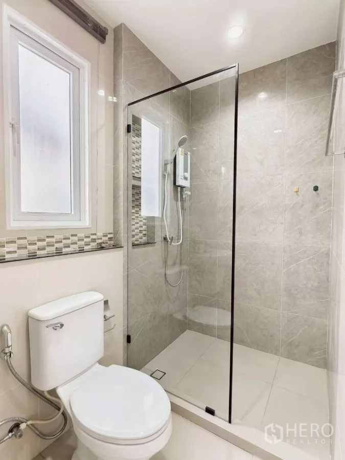 Detached House for rent in Khlong Luang, Pathum Thani - Bathroom with toilet, glass shower and water heater unit