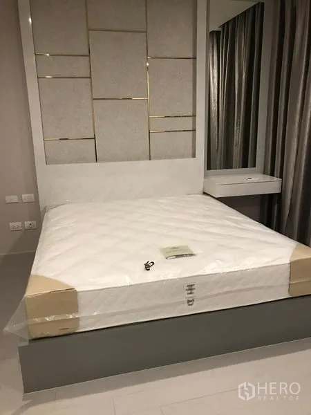 Condominium for rent in Pathum Wan, Bangkok - Cozy bedroom with upholstered headboard, new mattress and vanity table