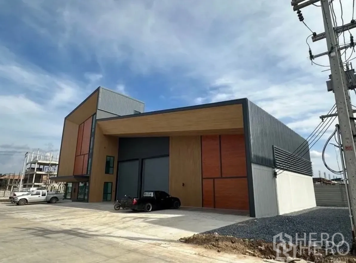 仓库 for sale in Lam Luk Ka, Pathum Thani - 临街立面，超大卷闸与带顶装卸区。