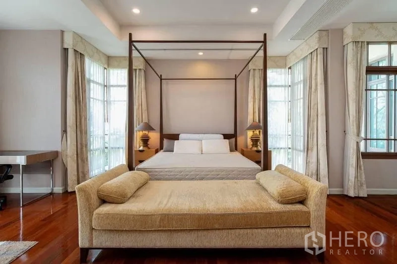 บ้าน ให้เช่าหรือขายในWatthana, Bangkok - มุมอื่นของมาสเตอร์เบดรูม โชว์เตียงสี่เสาและม้านั่งปลายเตียง