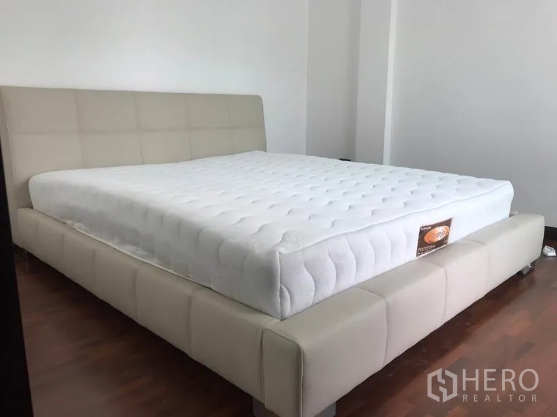 联排别墅 出租或出售在Khlong Toei, Bangkok - 温馨次卧，软包床架与木地板。