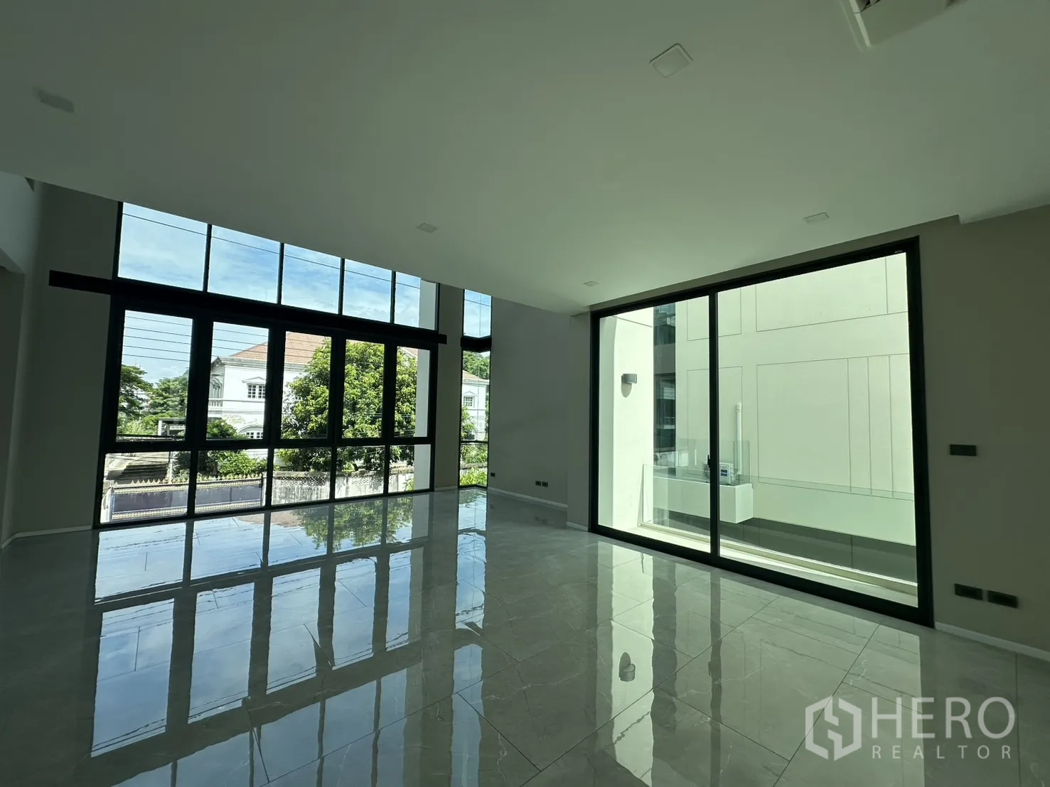 家庭办公室 for rent or sale in Suan Luang, Bangkok - 大开间楼层，亮面地砖与整排大型窗户。