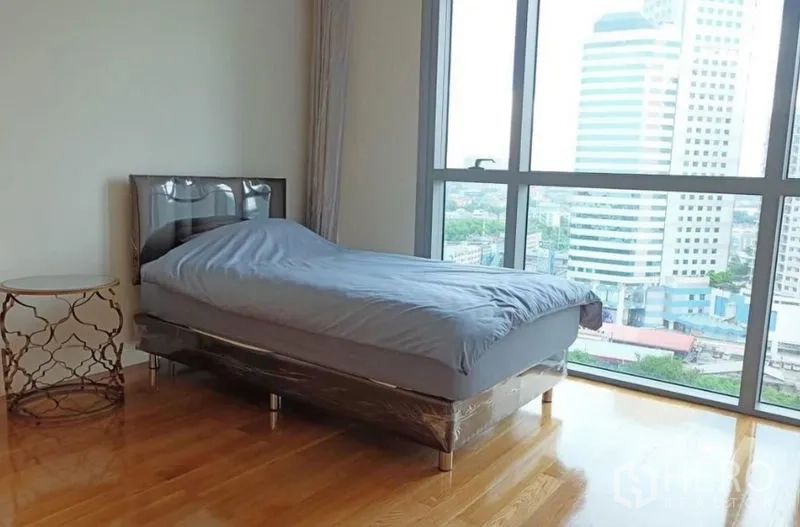 公寓 出租或出售在Yan Nawa, Bangkok - 采光充足的卧室，落地窗与城市景观