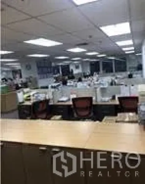 Office Space for rent in Khlong Toei, Bangkok - Large open office area with multiple workstations, swivel chairs and bright ceiling lights.