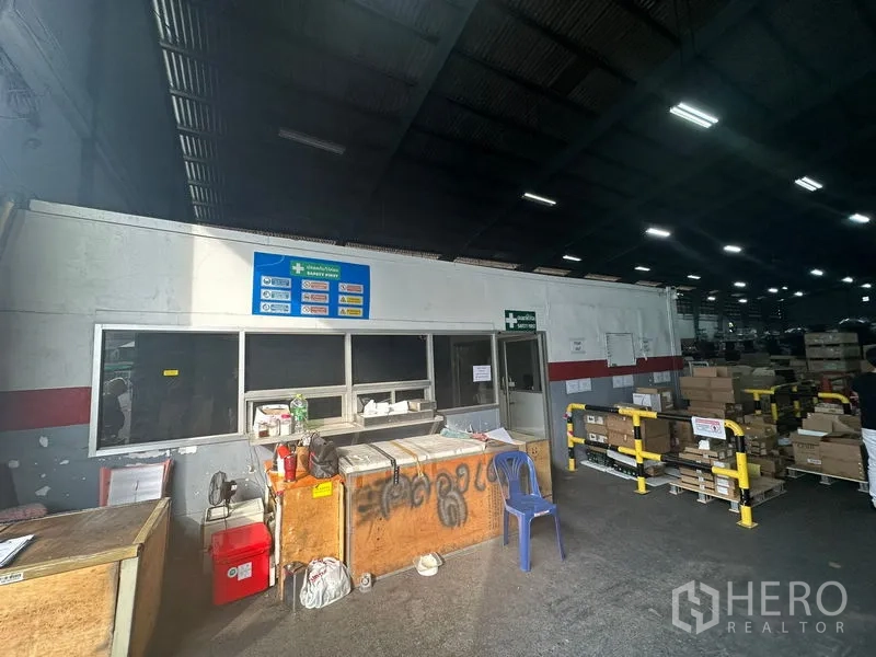 货栈 出租在Khlong Toei, Bangkok - 仓库内的接收柜台与小型办公室模块，紧邻存储区域。