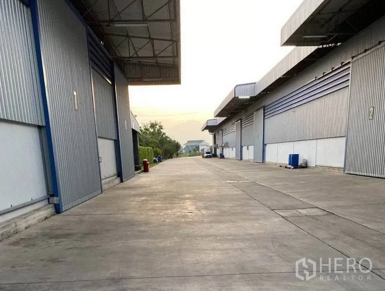 货栈 出租在Lat Krabang, Bangkok - 仓库之间的服务通道，深檐雨棚与滑动装卸门