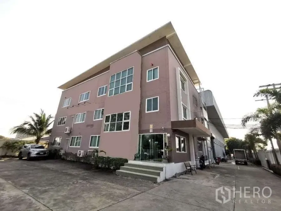 Warehouse for rent or sale in Nonthaburi - Three-storey office building beside a large warehouse with driveway and parking in Bang Yai, Nonthaburi.