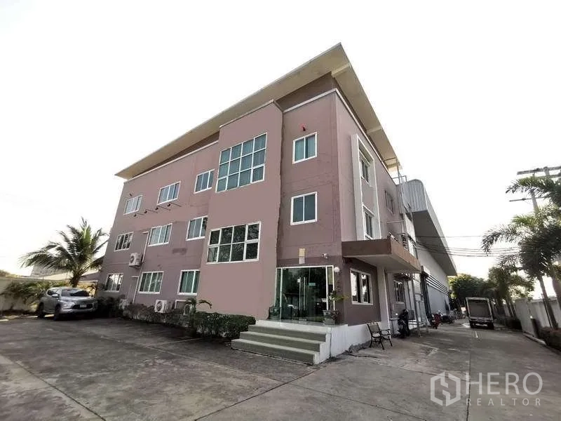 Warehouse for rent or sale in Nonthaburi - Three-storey office building beside a large warehouse with driveway and parking in Bang Yai, Nonthaburi.