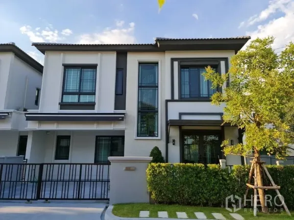Detached House for rent in Samut Prakan - Another angle of the modern house exterior with front garden and fence.