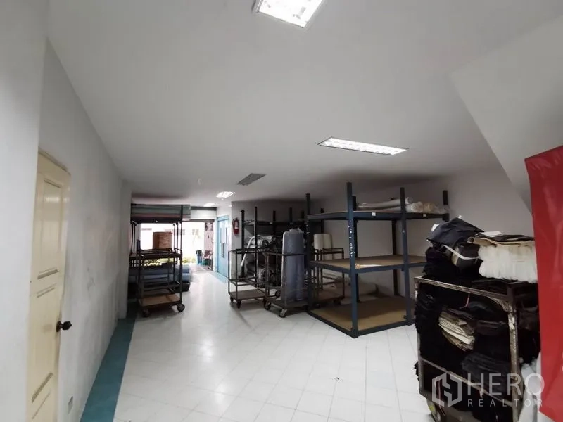 办公空间 出租在Khlong San, Bangkok - 后勤房间，白色地砖，推车与钢制货架。