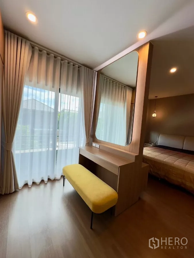 บ้าน ให้เช่าในSamut Prakan - โต๊ะเครื่องแป้งพร้อมกระจกและม้านั่ง ข้างม่านโปร่งติดระเบียง
