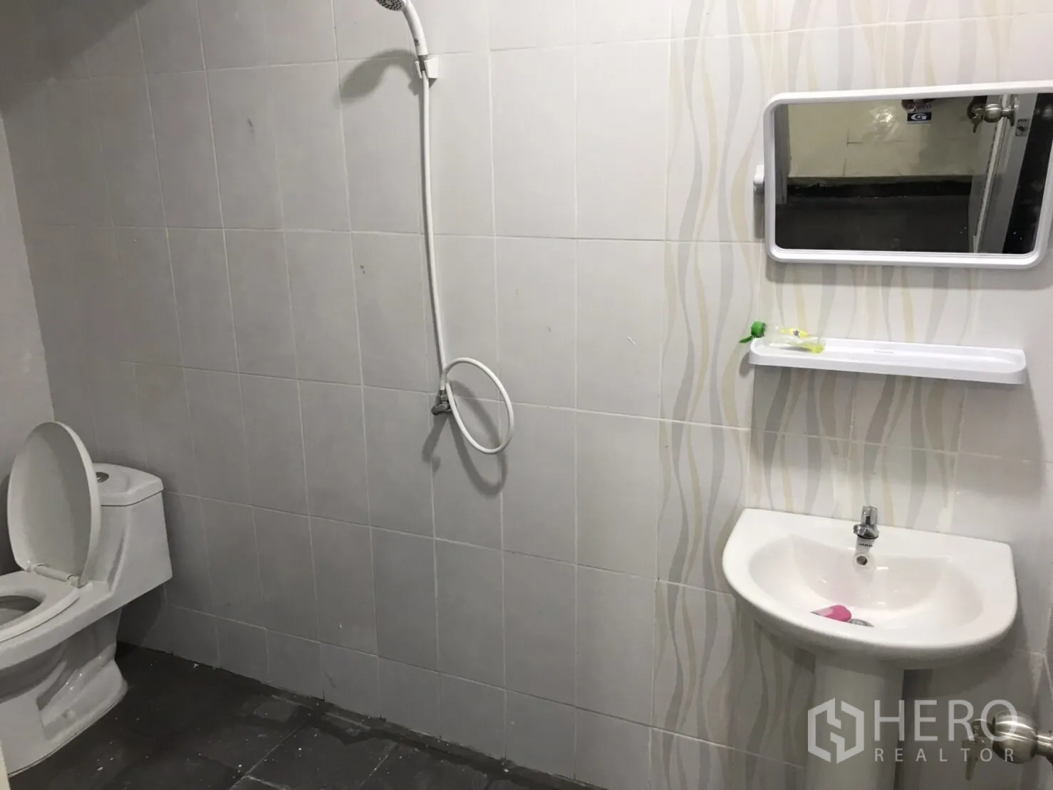 โรงงาน for rent or sale in Mueang Samut Sakhon, Samut Sakhon - ห้องน้ำพร้อมโถสุขภัณฑ์ อ่างล้างหน้า กระจก และฝักบัว