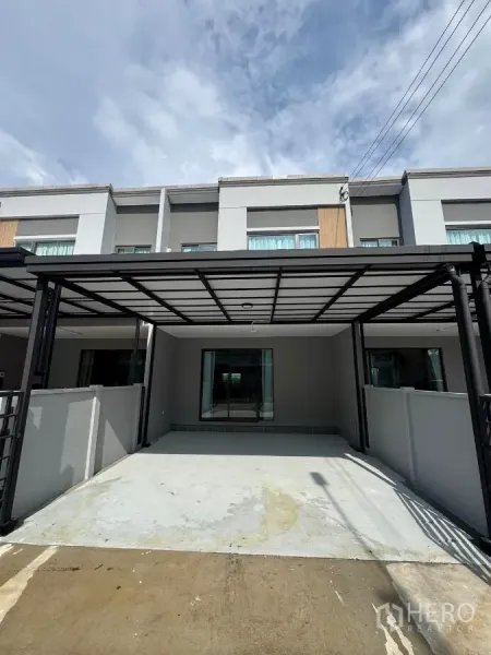Townhouse for rent in Bang Phli, Samut Prakan - Modern two-storey townhouse facade with covered two-car carport in Bang Phli, Samut Prakan.