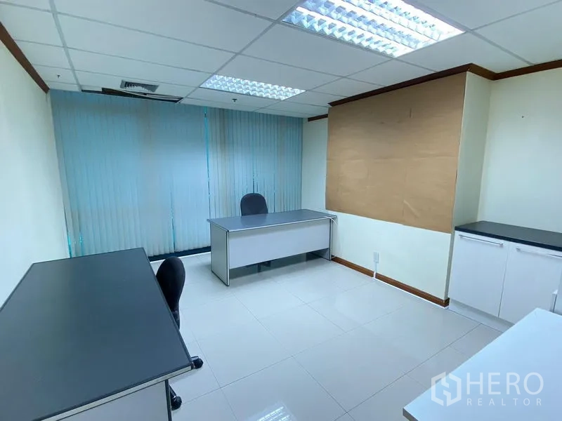 สำนักงาน ให้เช่าในHuai Khwang, Bangkok - ห้องทำงานขนาดกะทัดรัดพร้อมโต๊ะหลายตัว ตู้เก็บของ และมู่ลี่