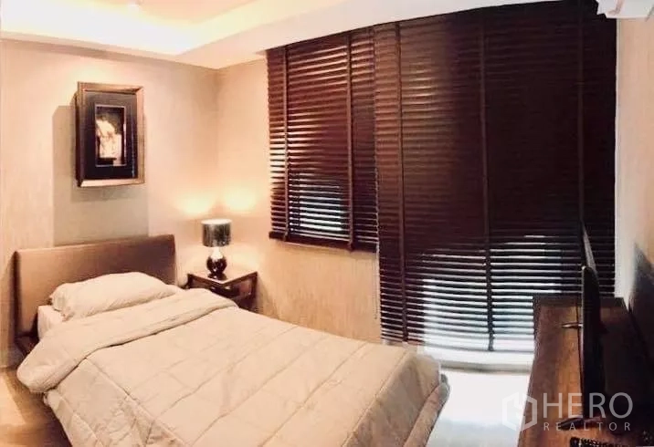 公寓 出租在Watthana, Bangkok - 次卧温馨，深色百叶，双人床与电视柜