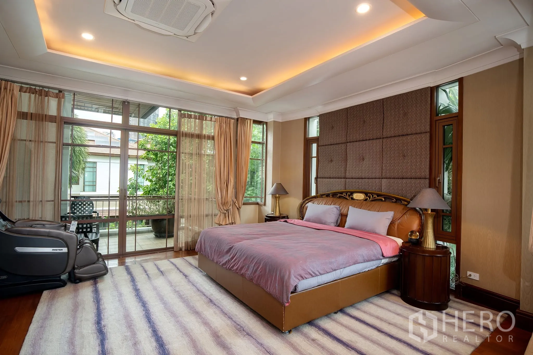บ้านเดี่ยว for rent or sale in Watthana, Bangkok - ห้องนอนมีประตูกระจกบานเลื่อนเปิดสู่อเทอเรียมและสวน