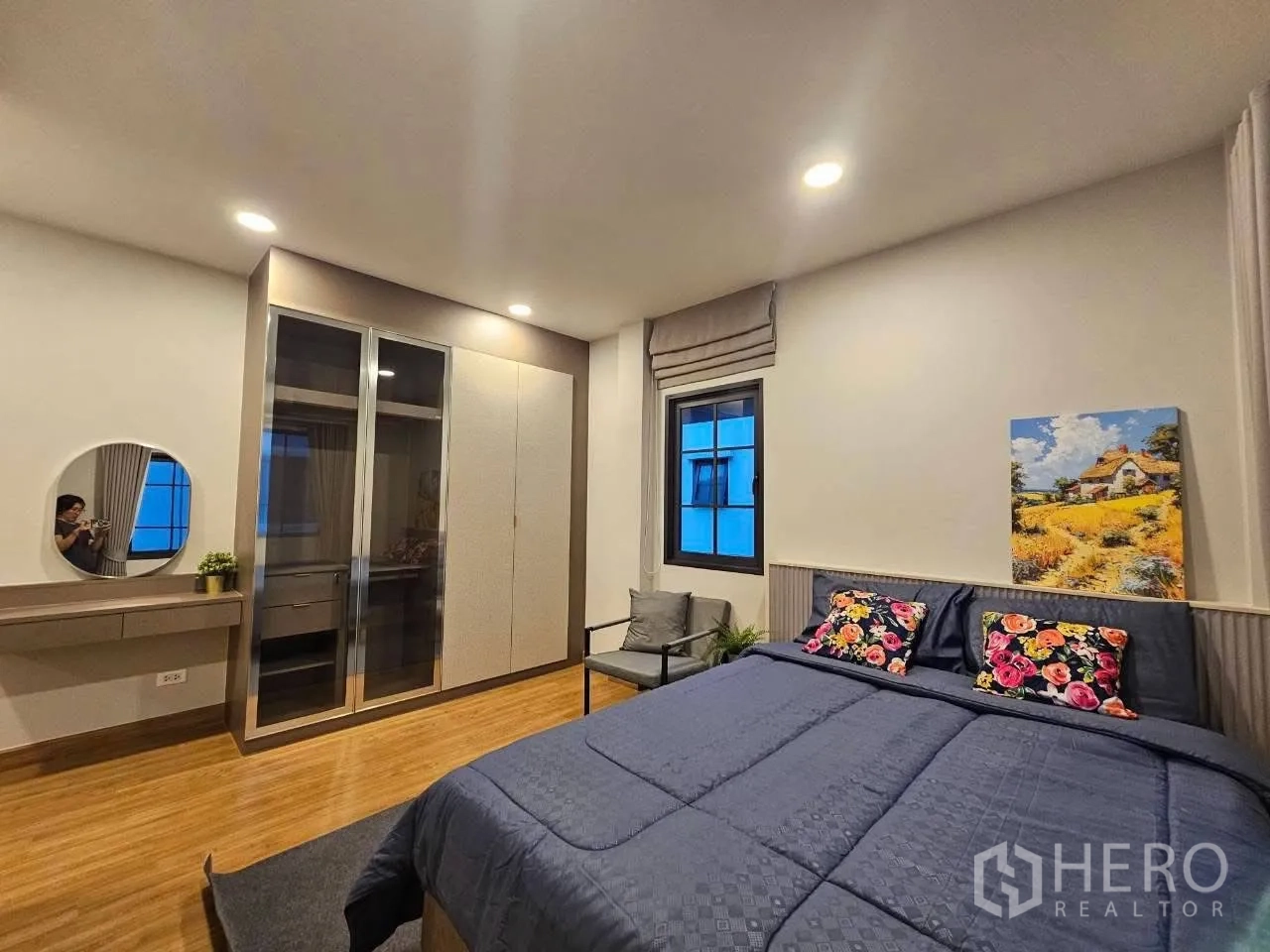 Detached House for rent or sale in Bang Phli, Samut Prakan - Guest bedroom with double bed, wardrobe, and small dressing area.