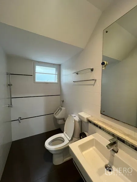 Detached House for rent in Bang Kapi, Bangkok - Guest bathroom with toilet, urinal, basin and wall mirror.