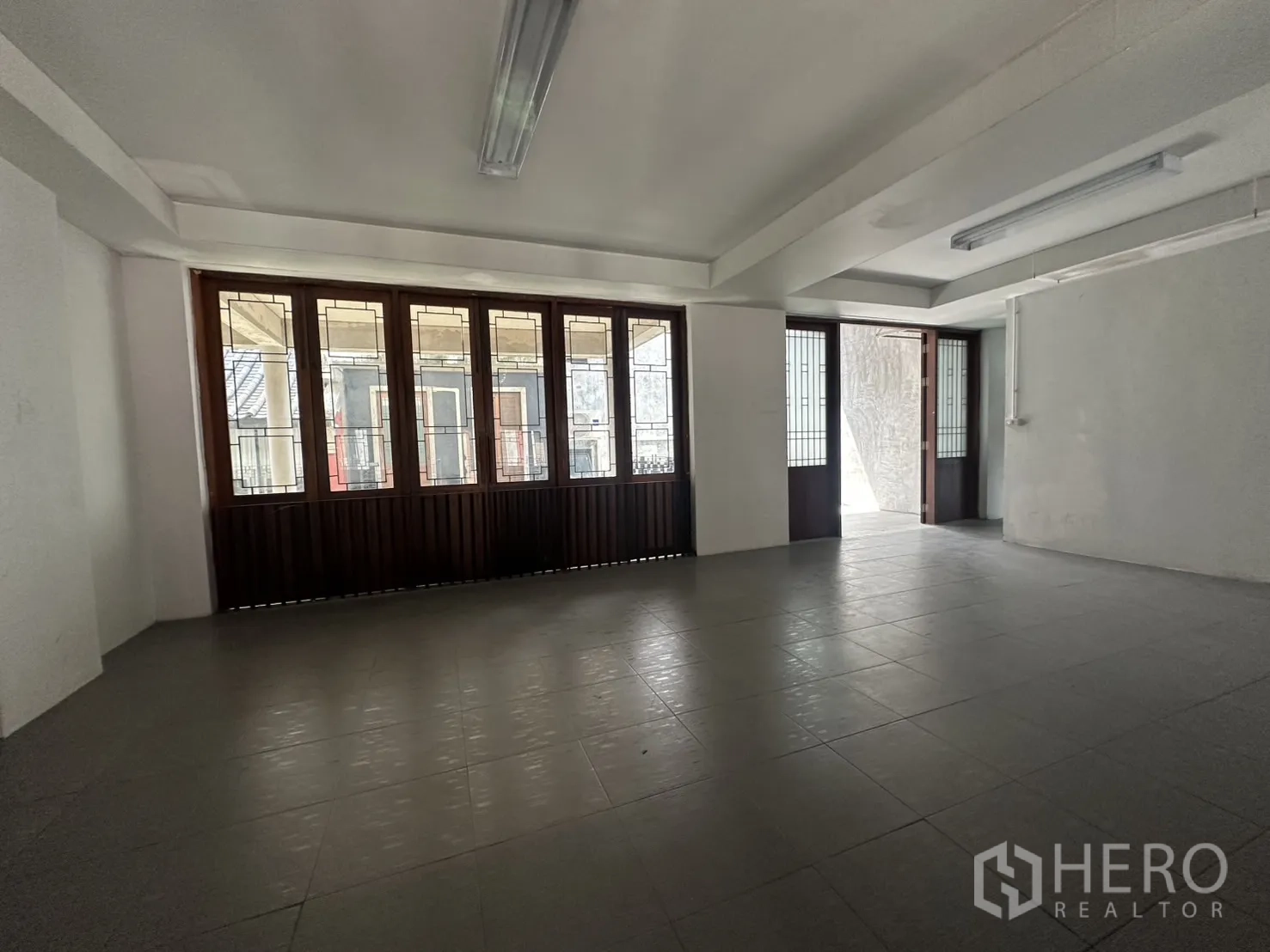 带办公室的家 出租在Pathum Wan, Bangkok - 大开间室内，多扇木框窗，直通露台。