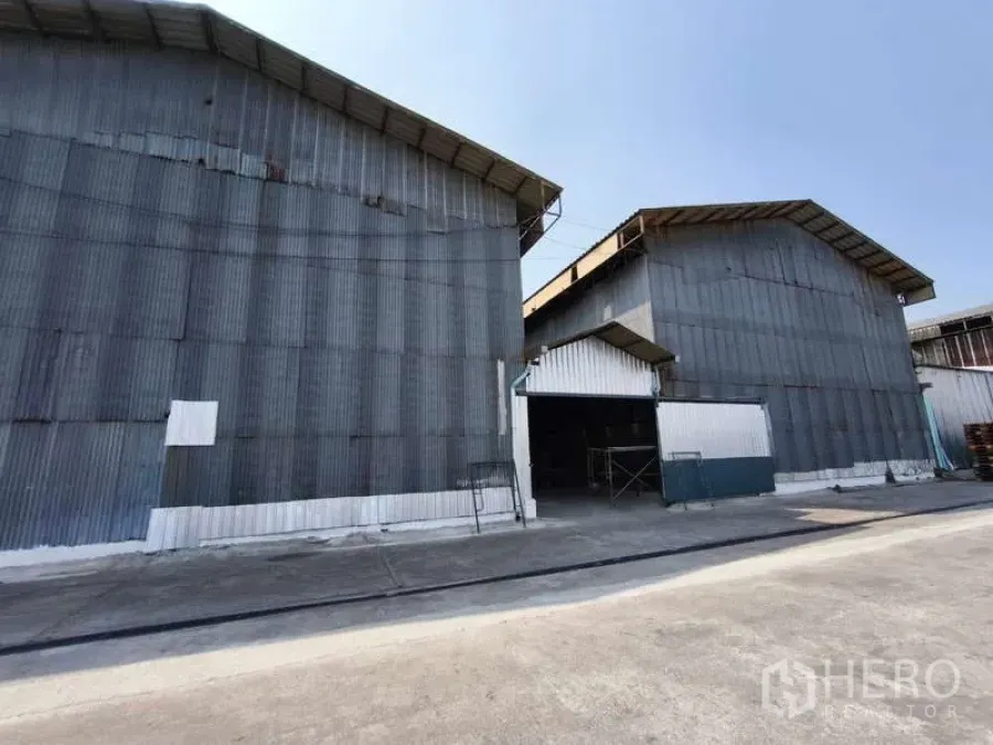 คลังสินค้า ให้เช่าในKrathum Baen, Samut Sakhon - ภายนอกโกดังผนังเมทัลชีท หลังคาทรงจั่ว ทางเดินรถกว้าง ในกระทุ่มแบน สมุทรสาคร