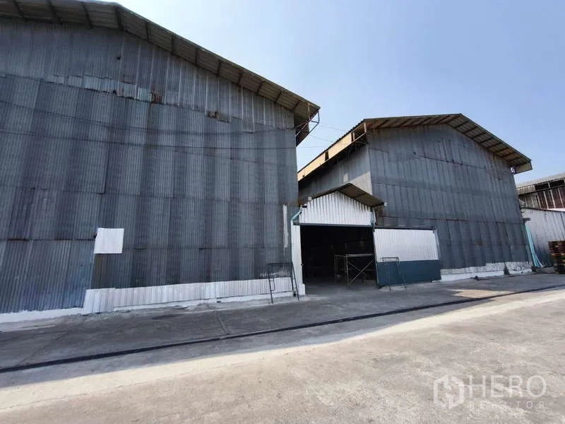 คลังสินค้า ให้เช่าในKrathum Baen, Samut Sakhon - ภายนอกโกดังผนังเมทัลชีท หลังคาทรงจั่ว ทางเดินรถกว้าง ในกระทุ่มแบน สมุทรสาคร