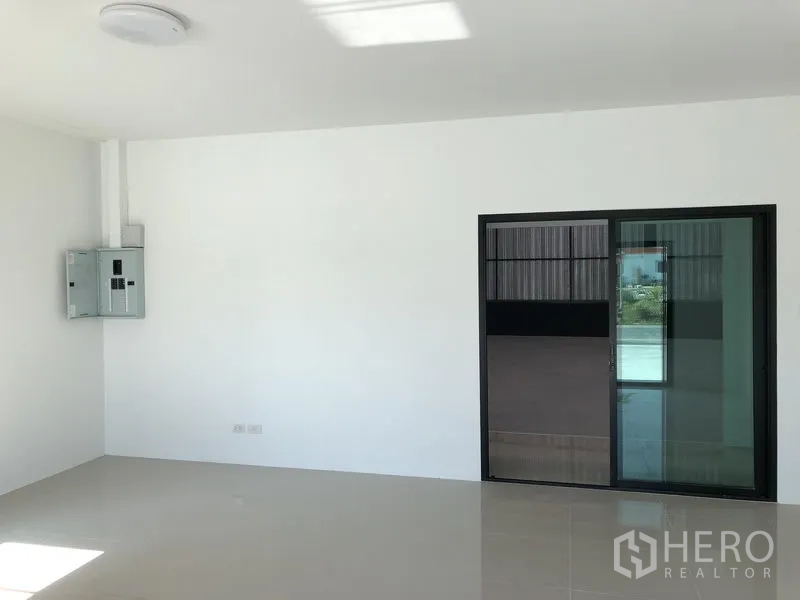 Factory for rent in Bang Yai, Nonthaburi - Clean office room with tiled floor and a sliding partition connecting to the warehouse.