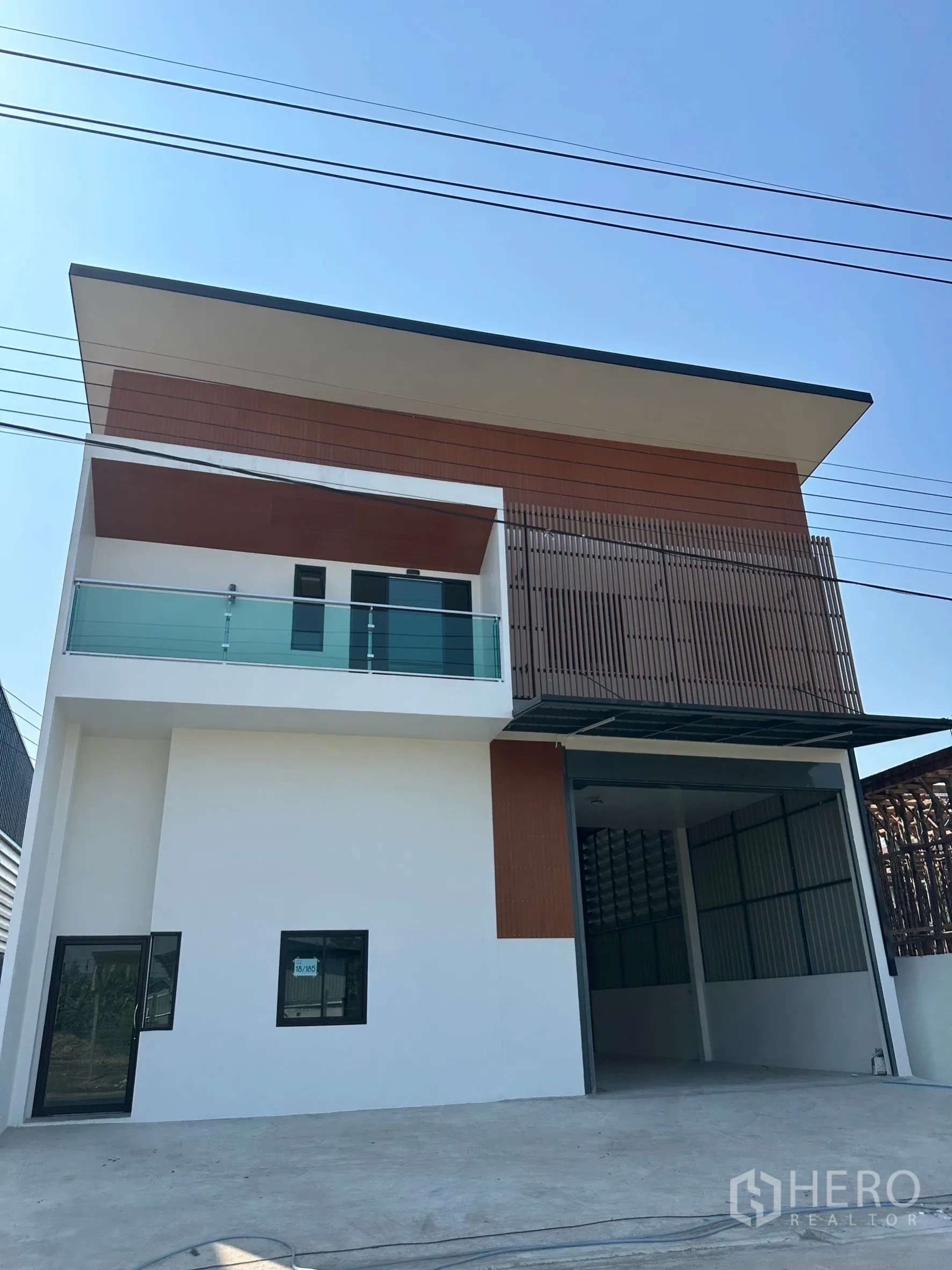 คลังสินค้า ให้เช่าหรือขาย - ด้านหน้าพร้อมระเบียง ฉากระแนง และช่องโหลดสินค้าใต้กันสาด