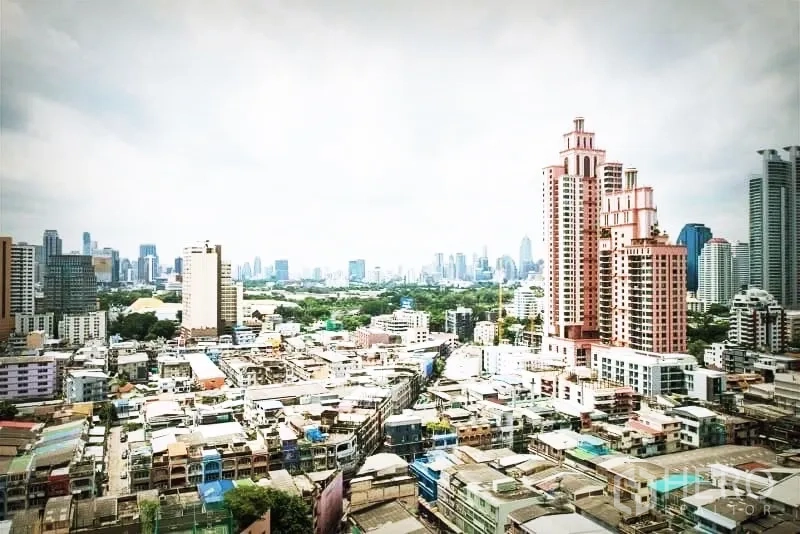 คอนโด ให้เช่าหรือขายในKhlong Toei, Bangkok - วิวสกายไลน์สุขุมวิทและพร้อมพงษ์จากชั้นสูงของคอนโด