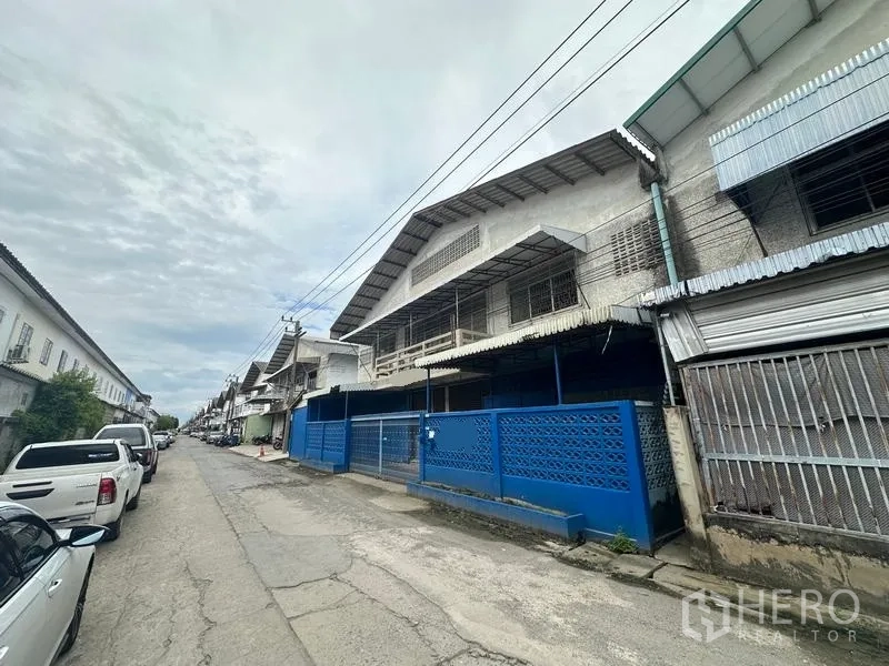 工厂 出租在Lam Luk Ka, Pathum Thani - 工厂前的工业街道，路边可停车
