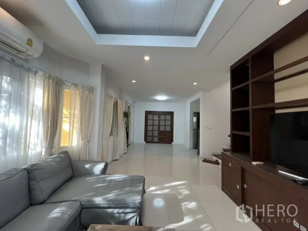 独立式住宅 出租在Bang Kapi, Bangkok - 宽敞客厅，吊顶射灯，整面墙电视柜。