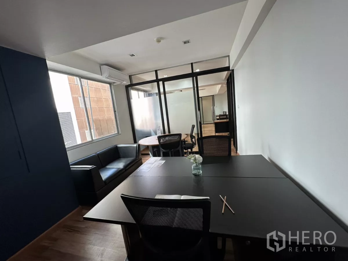 办公空间 出租在Watthana, Bangkok - 靠窗沙发休息角，通过玻璃门与办公室和会议室相连。