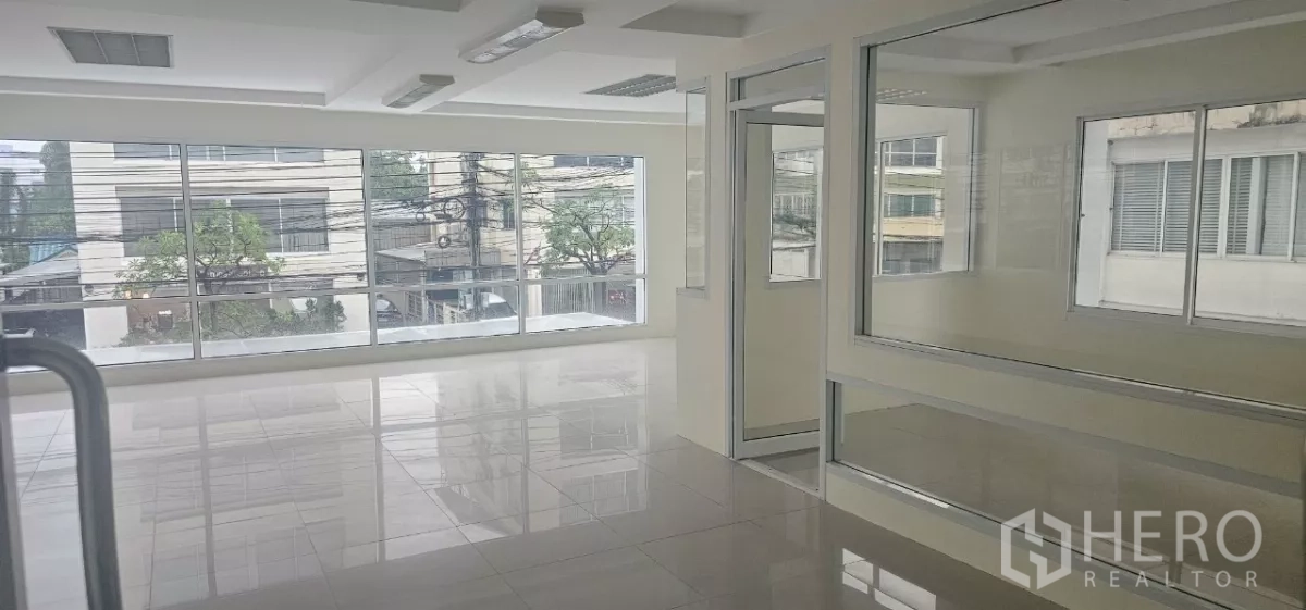 办公空间 出租在Bueng Kum, Bangkok - 采光充足的转角办公室，宽幅窗户俯瞰街景。