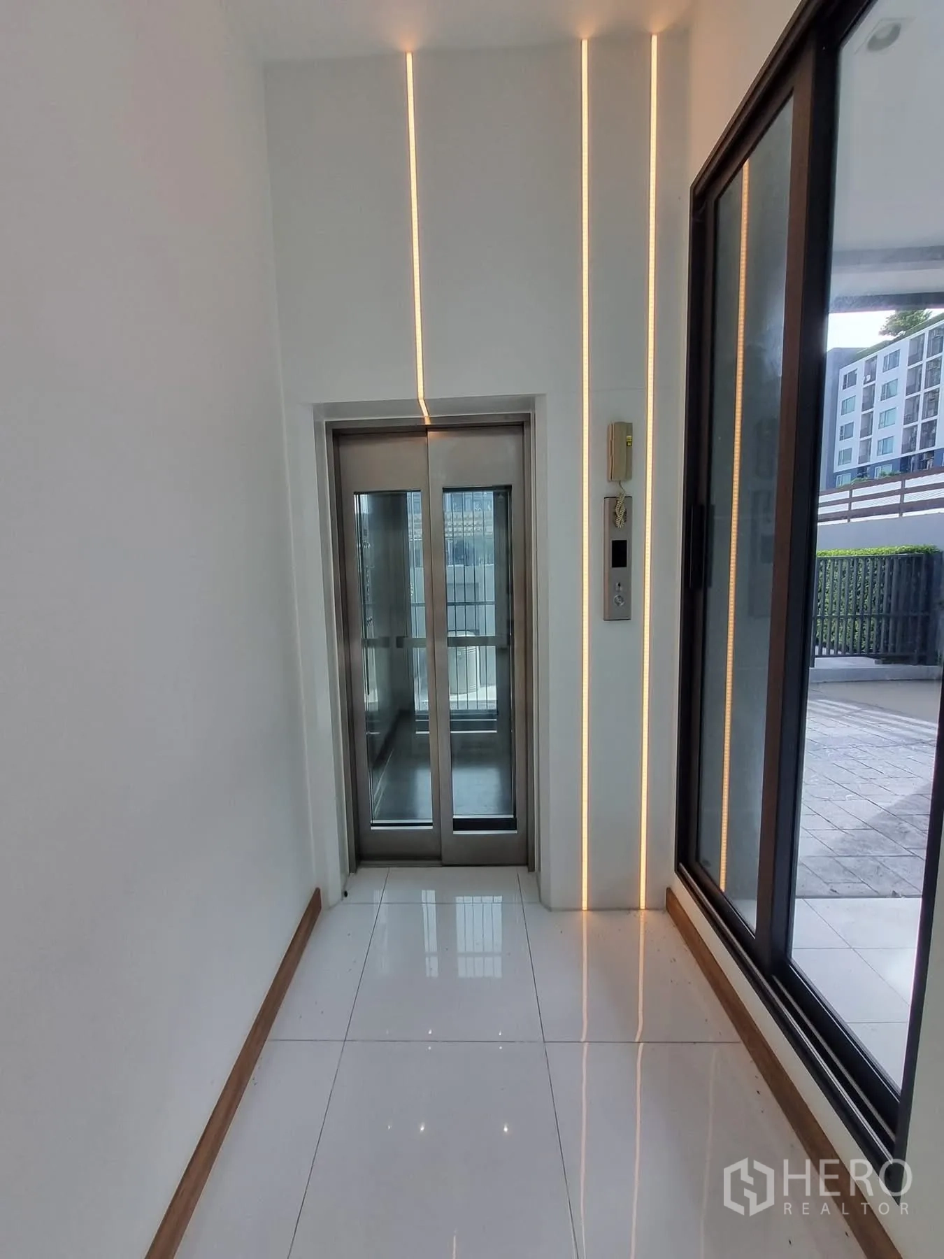 Home Office for rent in Khlong Toei, Bangkok - Entrance hall with private elevator beside sliding glass doors.