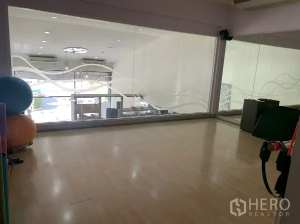 店屋 出租在Watthana, Bangkok - 楼上工作室，浅色木地板与大幅室内窗