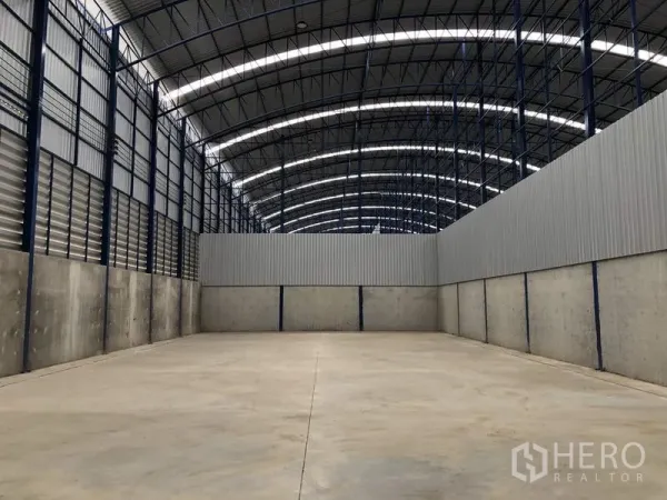 货栈 出租在Lat Lum Kaeo, Pathum Thani - 仓库内部，高挑拱形钢结构屋顶，通风百叶与光滑地坪。