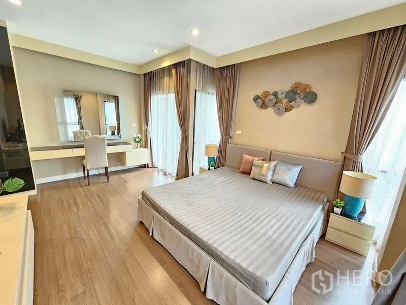 บ้าน ให้เช่าในPrawet, Bangkok - ห้องนอนหลักกว้าง เตียงคิงไซส์ โต๊ะหัวเตียง และหน้าต่างรอบด้าน