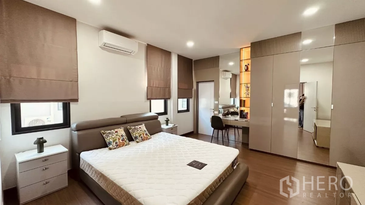 บ้าน ให้เช่าในBang Phli, Samut Prakan - ห้องนอนรอง เตียงบุนวม ตู้เสื้อผ้าบิลท์อินและโต๊ะทำงาน