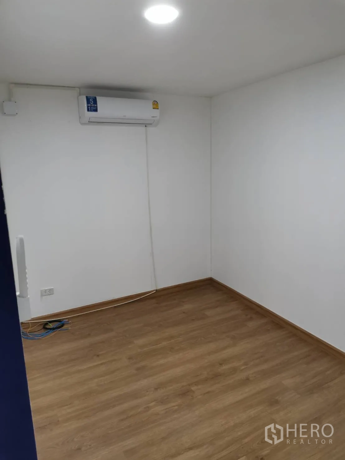 仓库 for rent in Suan Luang, Bangkok - 封闭办公室，木纹地面、空调与顶灯。