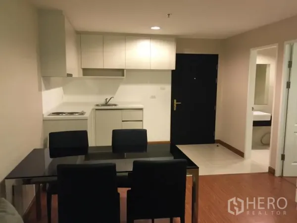 คอนโด ให้เช่าในHuai Khwang, Bangkok - ครัวแพนทรีโทนขาวพร้อมตู้บิวท์อิน อ่างล้างจาน และโต๊ะทานอาหาร