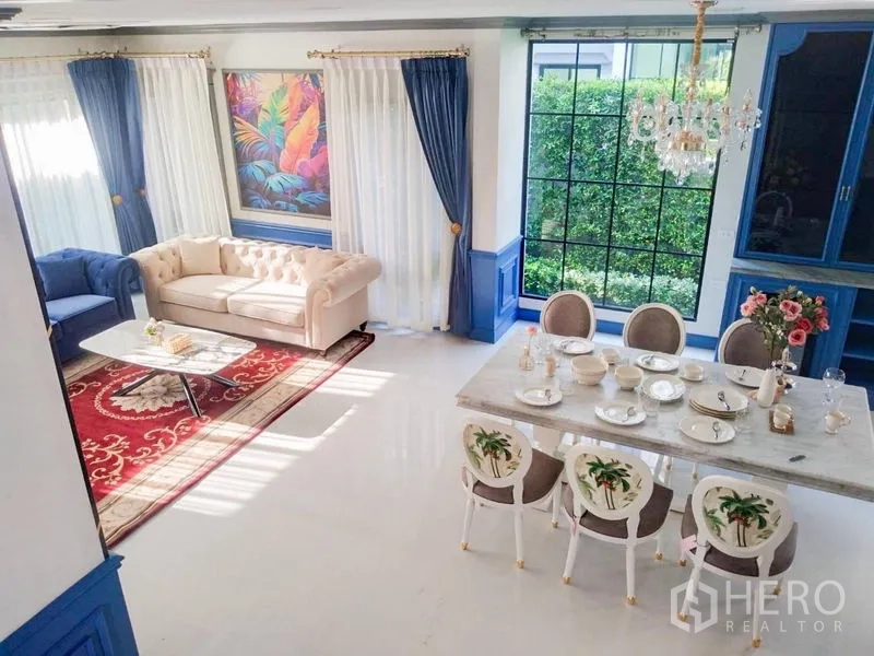 บ้าน ให้เช่าหรือขายในSaphan Sung, Bangkok - มุมมองจากบันไดลงสู่โถงรับแขกและทานอาหารที่สว่างโปร่ง