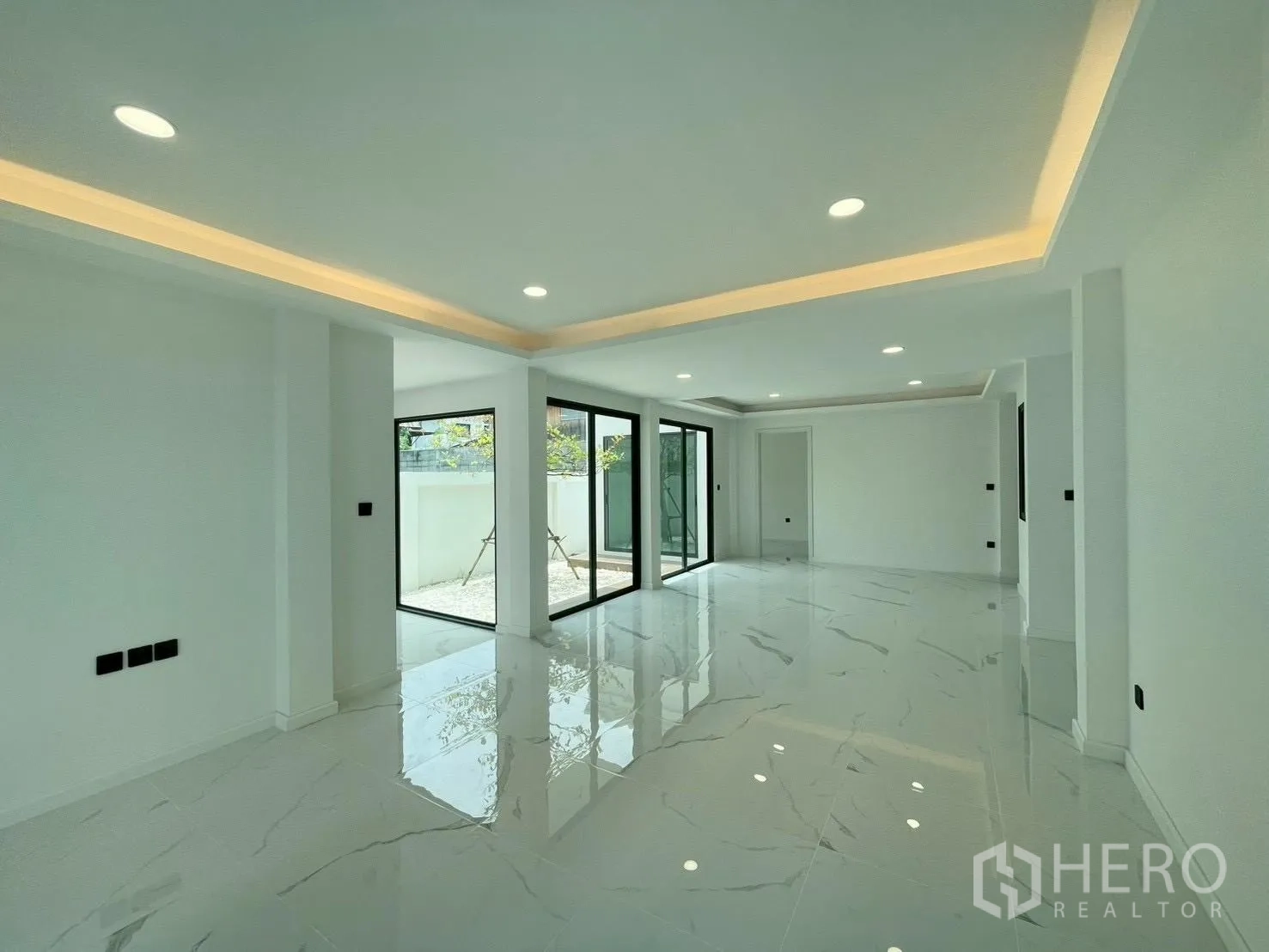 บ้านเดี่ยว for sale in Chatuchak, Bangkok - เฉลียงหน้าบ้านมีประตูกระจกคู่และหน้าต่างบานเลื่อน