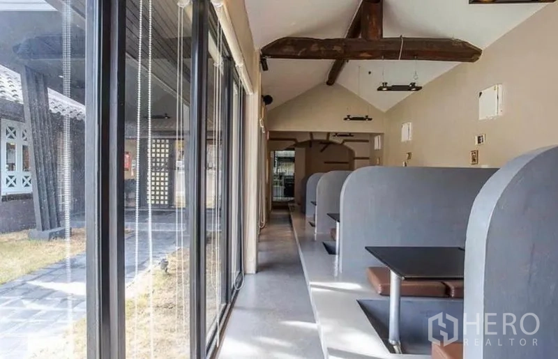 Retail Space for rent in Khlong Toei, Bangkok - Glass-lined corridor with private booth seating facing the garden.