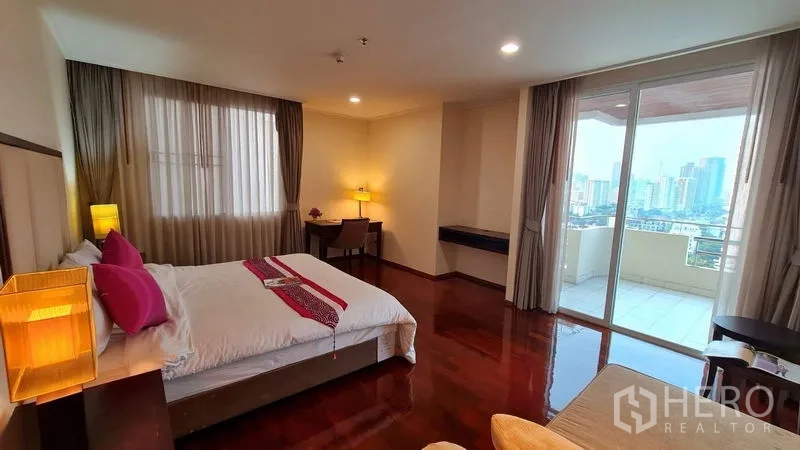 房间 出租在Watthana, Bangkok - 转角卧室，实木地板、书桌，并可从阳台欣赏城市景色。